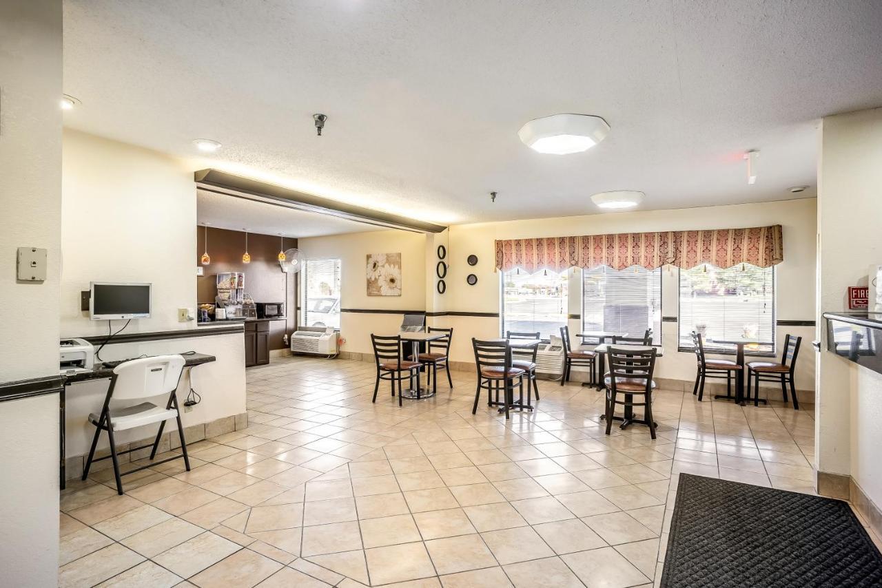 Super 8 By Wyndham Galesburg Hotel Buitenkant foto